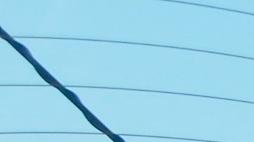 USA1774. LOS ÁNGELES (CA, EEUU), 22/05/2020.- Miguel Otero limpia un auto ataviado con una mascarilla, obligatoria por las condiciones de seguridad sanitaria, este jueves en el centro de lavado de vehículos Alicia Auto Spa, en Laguna Hills, California. Con optimismo, mascarillas y algo de aprehensión por las nuevas circunstancias de trabajo, los "lavacoches" latinos están retomando sus labores al reabrirse varios de estos negocios en el sur de California. EFE/Luis Uribe