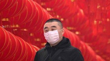 La imagen personas usando mascarillas en las calles está muy extendida en muchos lugares de Asia, incluyendo China.