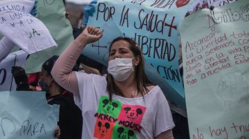 Familiares de presos se han manifestado en el exterior de la cárcel colombiana de La Picota para que liberen a sus allegados.