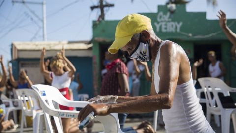 Grupos evangélicos a lo largo de América se las han ingeniado para mantener cultos en persona pese a la pandemia.