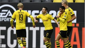 Borussia Dortmund derrotó 4-0 al Schalke, pero los jugadores apenas y pudieron celebrarlo juntos.
