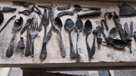 Los prisioneros escondieron decenas de artículos, incluidos cubiertos, tijeras y trozos de cuero.