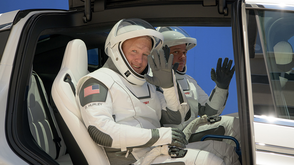 Los astronautas viajan en un vehículo Tesla hasta la nave de lanzamiento, como se ve en esta imagen tomada durante uno de los ensayos de la misión.