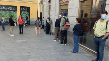 Las colas de gente a la espera de recibir alimentos se han hecho comunes en algunos puntos de Madrid, España.