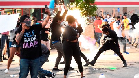 Manifestantes exigen justicia para Floyd en Minneapolis y en otras ciudades del país.