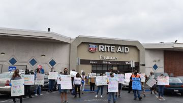 Empleados de Rite Aid y activistas protestaron el viernes. (Suministrada)