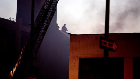 Bomberos en la escena de la explosión.