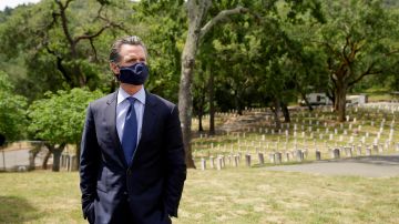 Yountville (United States), 22/05/2020.- California Governor Gavin Newsom looks out the rows of graves before laying a wreath in a cemetery at the Veterans Home of California in Yountville, California, USA, 22 May 2020. (Estados Unidos) EFE/EPA/ERIC RISBERG / ASSOCIATED PRESS / POOL