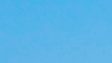 los bancos se tapan con cinta de precaución para mantener la distancia en Asbury Park, Nueva Jersey.