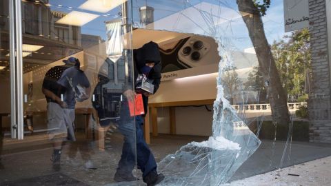 Saqueo en una tienda Apple en el oeste de Los Ángeles.