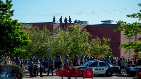 Protestas contra el abuso policial continúan en Minneapolis por tercera noche consecutiva.