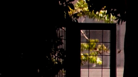 Los centros comerciales y las tiendas recibieron permiso para abrir, pero aún muchas siguen cerradas.