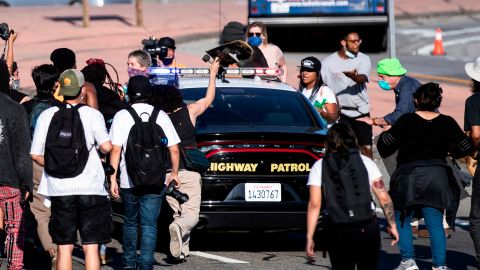 Manifestantes rodean una patrulla de CHP durante la protesta.