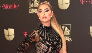 La increíble retaguardia de Ninel Conde hizo que sus leggings le quedaran cortos