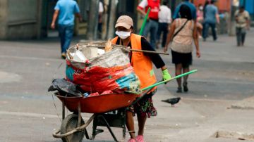 AME6733. TEGUCIGALPA (HONDURAS), 30/04/2020.- Una mujer trabaja en la limpieza de una avenida este jueves, en Tegucigalpa (Honduras). EFE/ Gustavo Amador