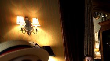 Maniquíes en restaurantes para rellenar el espacio por el distanciamiento social.