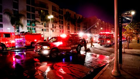 Los Angeles (United States), 17/05/2020.- Firefighters work at the scene of an explosion in downtown Los Angeles, California, 16 May 2020. According to the first reports, at least 11 firefighters were injured by an explosion that caused a fire to spread to several buildings. (Incendio, Estados Unidos) EFE/EPA/ETIENNE LAURENT