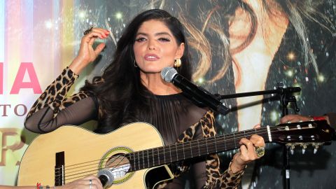 Ana Bárbara canta con su perrita.