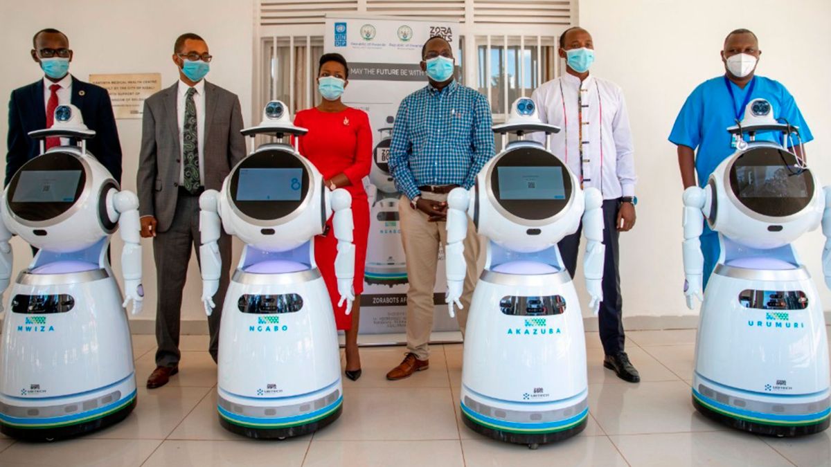 Los androides son capaces de "examinar de 50 a 150 personas por minuto, llevar alimentos y medicamentos a las habitaciones de los pacientes.