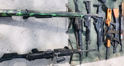 Armas decomisadas tras el enfrentamiento en 'La Huerta', Michoacán.