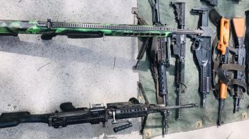 Armas decomisadas tras el enfrentamiento en 'La Huerta', Michoacán.