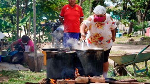 Imagen del 1 de mayo de 2020 de la preparación de una olla común para personas necesitadas en Santa Cruz (Bolivia). Las ollas comunes son un alivio para muchos bolivianos a los que la cuarentena complica aún más su situación precaria en ciudades como Santa Cruz. EFE/Juan Carlos Torrejón