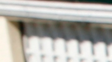 Un policía revisa a un manifestante en calles de Brasilia.