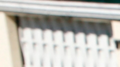 Un policía revisa a un manifestante en calles de Brasilia.