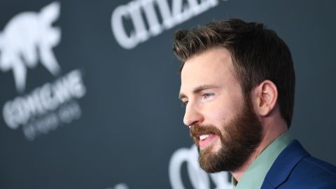 Chris Evans ama a su perro, pero el corte de pelo no le salió.