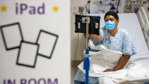 Este es un modelo de cómo los pacientes podrían comunicarse a través de los iPads con sus familiares. /fotos:  Michael Owen Baker.