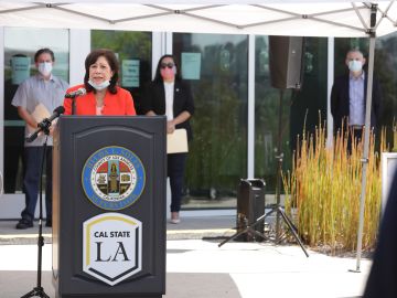 La supervisora Hilda Solís anunció el nuevo lugar de realizarse las pruebas. Photo by J. Emilio Flores/Cal State LA