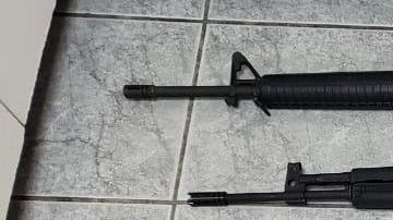 Las armas fueron localizadas en diversos lugares del vehículo.