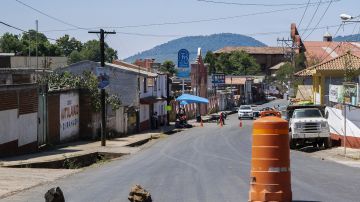 MEXICO-HEALTH-VIRUS
Community police members control vehicles to avoid tourists from entering Zirahuen town as a preventive measure to stop the spread of the novel coronavirus, COVID-19, during the Easter holiday in Michoacan state, Mexico on April 11, 2020. (Photo by ENRIQUE CASTRO / AFP)