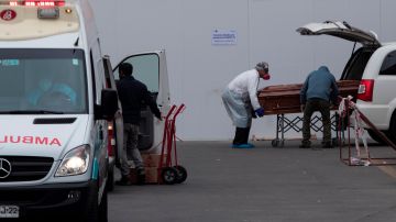 San Jose Hospital workers and funeral operators transport the body of a deceased in Santiago, Chile, 19 May 2020. Chile registered on Tuesday the record of 3,520 new cases of COVID-19, which represents an explosive increase of 54.5% compared to the previous day and places the total number of infected at 49,579, while exceeding its mark of daily deaths with 31 new deaths that bring the total to 509. EFE/ Alberto Valdes