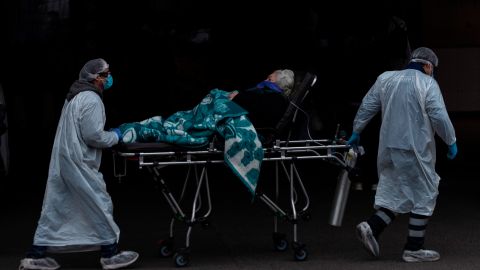 Trabajadores del Servicio de Atención Médico de Urgencias (SAMU) y del Hospital San José trasladan a un paciente al servicio de urgencias para adultos, el cual ya se encuentra colapsado ante el aumento de casos por la COVID-19, en Santiago.