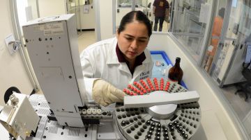 Una de las científicas que es parte del equipo que explora la vacuna en contra del coronavirus en la UNAM.