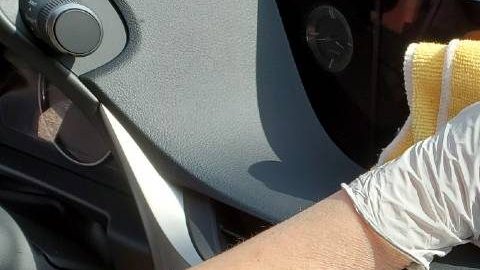 Recuerda siempre usar un cubrebocas y guantes a la hora de realizar la limpieza de tu automóvil.