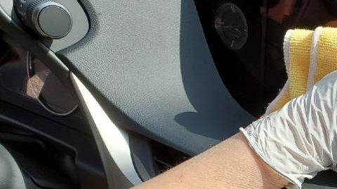 Recuerda siempre usar un cubrebocas y guantes a la hora de realizar la limpieza de tu automóvil.