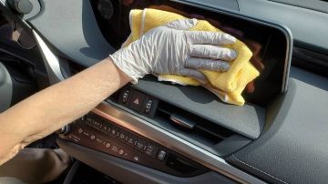 Recuerda siempre usar un cubrebocas y guantes a la hora de realizar la limpieza de tu automóvil.