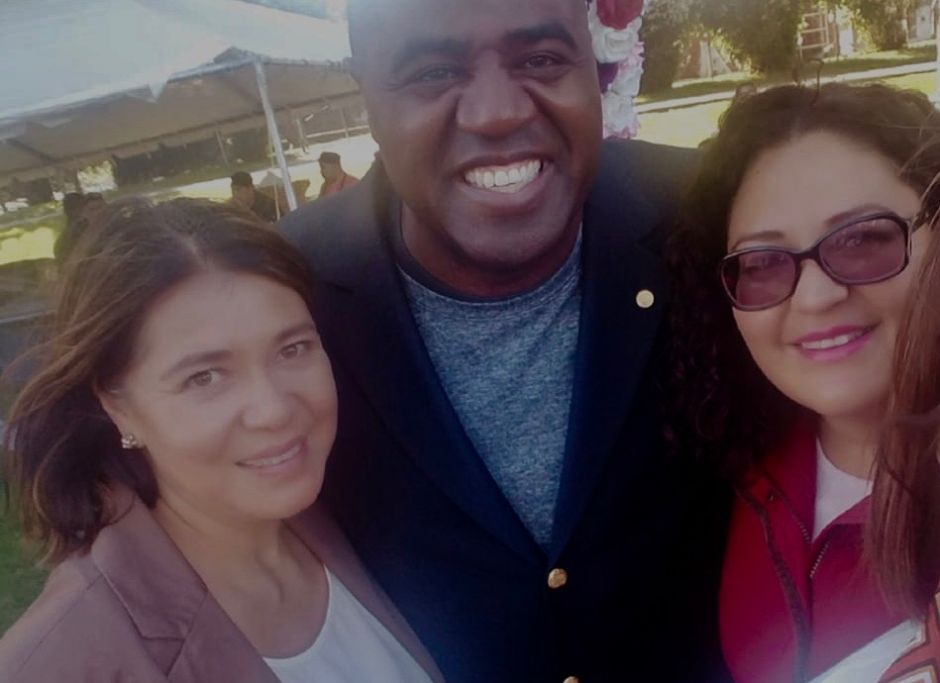 El alcalde de Waukegan, Sam Cunningham y Socorro Acosta (izquierda) en un convivio con tonatiquenses