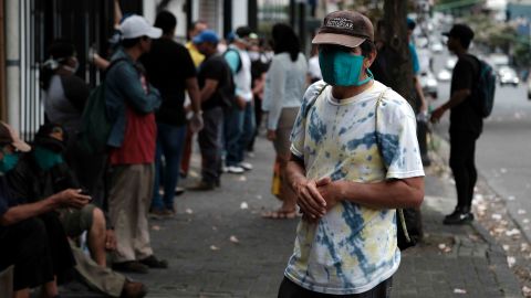 Personas con estatus de refugiado y de bajos recursos económicos esperan para recibir víveres y asistencia por parte de la organización "Coalición Nicaragüense en el Exilio", en San José (Costa Rica). EFE/Jeffrey Arguedas/Archivo