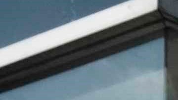 AME2336. SAN JOSÉ (COSTA RICA), 26/05/2020.- El activista de 76 años Marco Castillo (i) y su pareja Rodrigo Campos (d) se besan este martes durante su boda, el día en que el matrimonio entre personas del mismo sexo queda habilitado en Costa Rica al vencerse el plazo de 18 meses que la Sala Constitucional dio al Congreso para que legislara al respecto, en el Juzgado de Familia en San José (Costa Rica). Hace más de tres décadas Marco Castillo inició un camino hacia la igualdad, lleno de rechazos, obstáculos, pero también de satisfacciones y logros, el último de ellos el matrimonio igualitario en Costa Rica, que entra en vigor este martes por orden de la Sala Constitucional. EFE/Jeffrey Arguedas