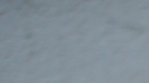 MEX1472. NEZAHUALCÓYOTL (MÉXICO), 22/05/2020.- Un trabajador del crematorio municipal camina entre ataúdes el pasado 6 de mayo en Nezahualcóyotl, estado de México (México). Las cifras de muertos por COVID-19 están en el centro de la polémica en México. Las autoridades han admitido que hay un subregistro de decesos pero eluden dar estimaciones, mientras algunas investigaciones han señalado que los fallecidos en la capital triplican el dato oficial. EFE/Sáshenka Gutiérrez