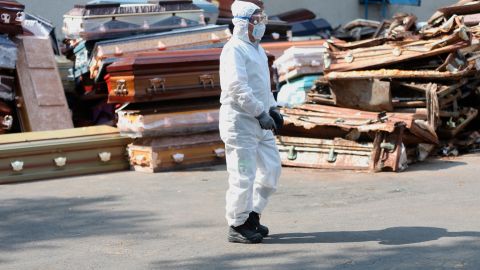 MEX1472. NEZAHUALCÓYOTL (MÉXICO), 22/05/2020.- Un trabajador del crematorio municipal camina entre ataúdes el pasado 6 de mayo en Nezahualcóyotl, estado de México (México). Las cifras de muertos por COVID-19 están en el centro de la polémica en México. Las autoridades han admitido que hay un subregistro de decesos pero eluden dar estimaciones, mientras algunas investigaciones han señalado que los fallecidos en la capital triplican el dato oficial. EFE/Sáshenka Gutiérrez