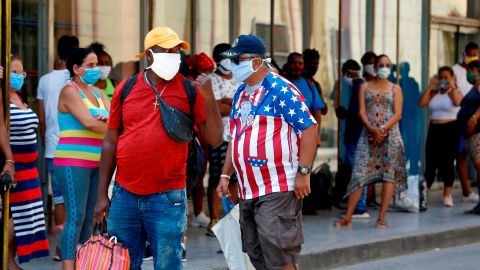 Varias personas hacen fila para entrar a un banco, en La Habana (Cuba). EFE/Ernesto Mastrascusa/Archivo