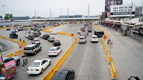 Hay personas que han dilatado hasta 10 horas para cruzar la frontera.