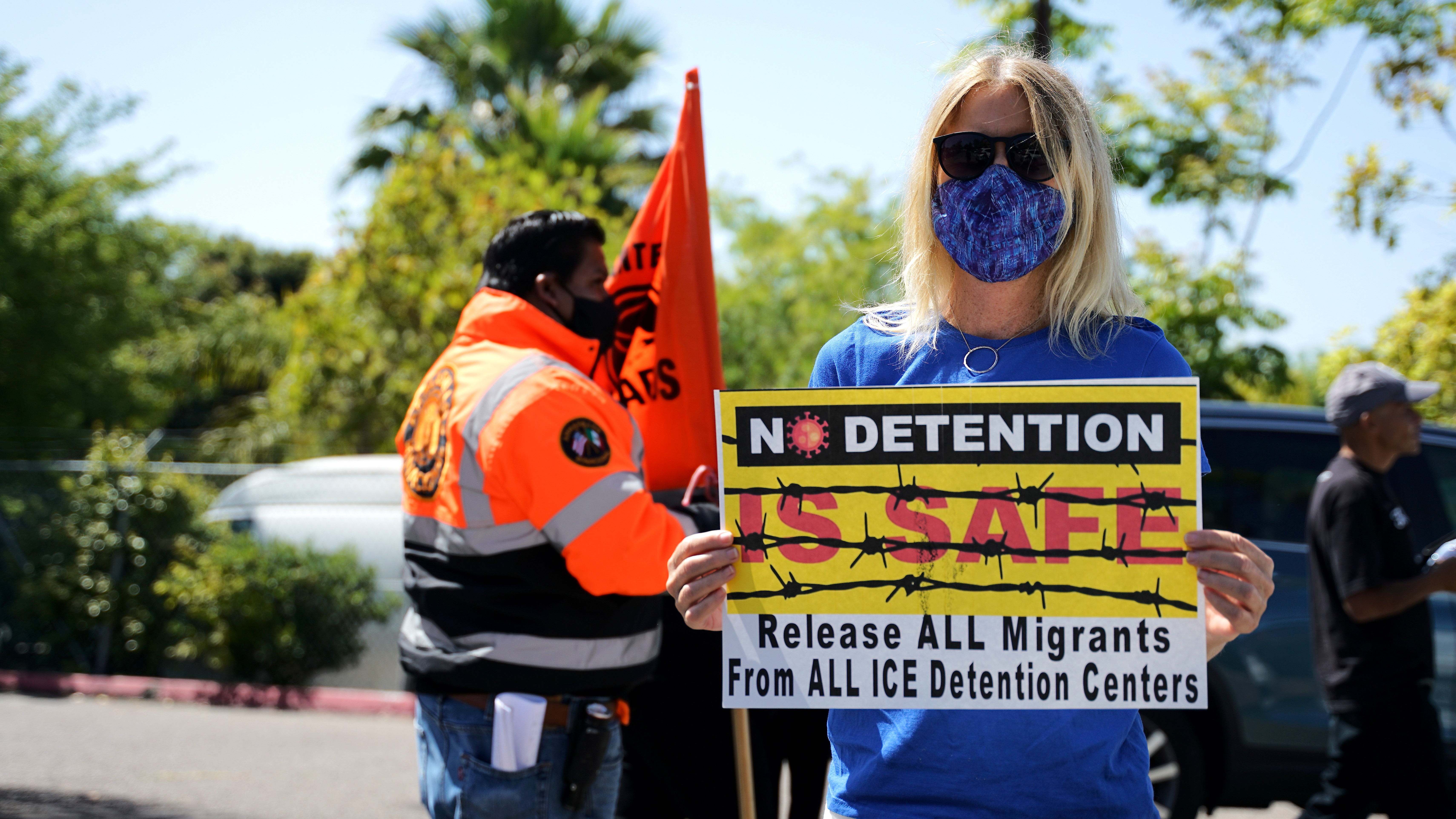 Piden libertad para migrantes detenidos en Otay Mesa. | Foto: Manuel Ocaño / Impremedia.