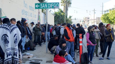 Inmigrantes en Tijuana sin saber que hacer.