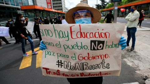 AME717. QUITO (ECUADOR), 18/05/2020.- Estudiantes participan en una manifestación este lunes, en Quito (Ecuador). Unas 400 personas se manifestaron este lunes en Quito contra la recién aprobada Ley Humanitaria, impulsada por el Gobierno de Lenín Moreno para paliar los efectos económicos y sociales provocados por la pandemia del COVID-19. Con el plantón, dirigentes sindicales quisieron expresar su rechazo a la Ley Humanitaria y otra de Finanzas respaldadas por la Cámara, que según los manifestantes, socavará entre otros sectores, el sanitario, el de la educación y a las clases más desfavorecidas. EFE/ Jose Jacome