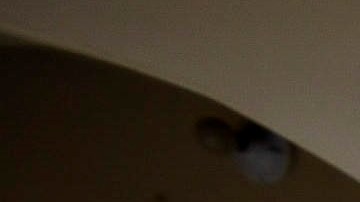 AME7763. GUAYAQUIL (ECUADOR), 05/05/2020.- Fotografía de archivo fechada el pasado 17 de abril de 2020 en la que miembros de la Fuerza de Tarea Conjunta (FTC) recolectan cadáveres en medio de la pandemia de la COVID-19 en Guayaquil (Ecuador). La Fiscalía de Ecuador ha abierto una investigación por la compra a sobreprecio para ese hospital de bolsas de cadáveres a 148 dólares, en lugar de los 12 que suelen costar en el mercado. Es la nueva vuelta de tuerca de la telenovela que salpica una y otra vez a la ciudad ecuatoriana más castigada por el COVID-19, Guayaquil, donde los escándalos se reproducen desde hace dos meses poniendo en tela de juicio la gestión gubernamental de la crisis. El nuevo caso de presunta corrupción, por el que hay cuatro personas bajo arresto preventivo, está relacionado, esta vez, con sobreprecios en la compra de insumos médicos en un hospital público, y entre ellos 4.000 bolsas para la recogida de cadáveres. EFE/ Mauricio Torres